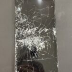 【車に轢かれた】iPhoneの画面が真っ暗でうつらないけど、音は鳴っている？この場合の修理はどうなるの？