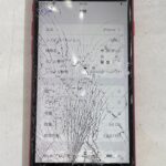【ダンベルを落とした】iPhoneのガラスがバキバキに割れた際は放置せず、なるべく早めに修理しましょう。