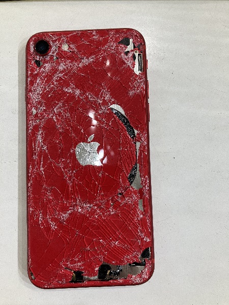 iPhoneSE2の背面ガラスが割れている