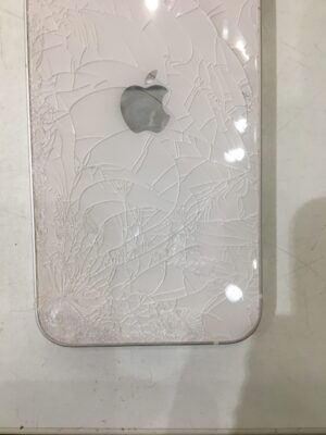 iPhone12miniのバックガラス修理前その２